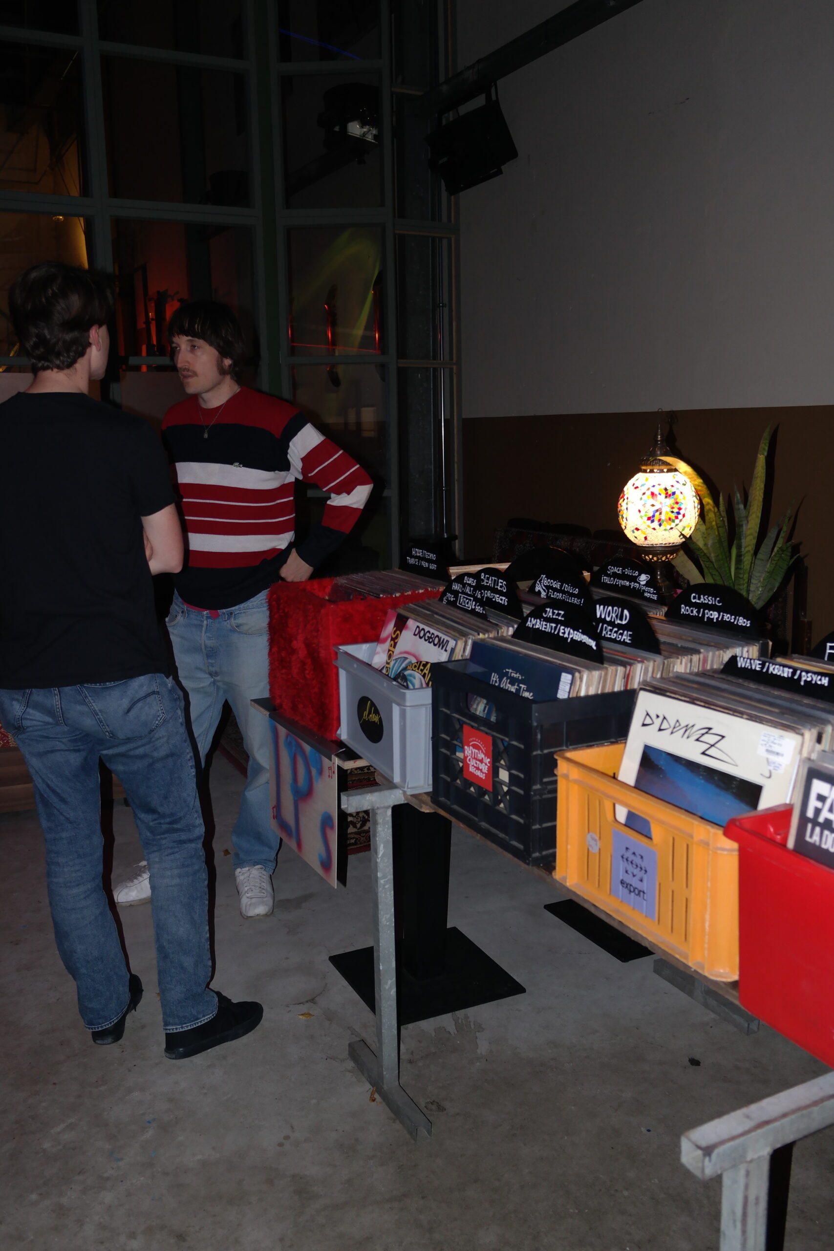 Bezoekers bladeren door een platenbak op de Vinly platenbeurs, op zoek naar hun favoriete LP.