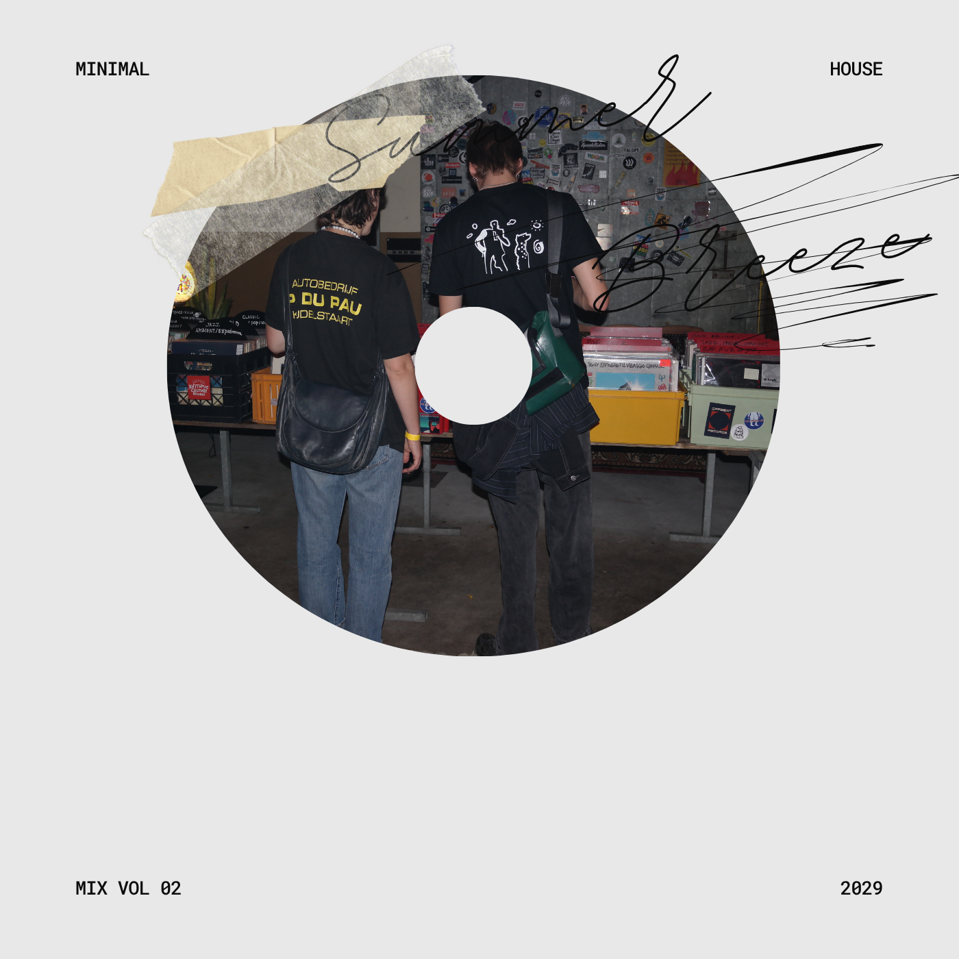 Bezoekers zoeken naar LP’s in de platenbak