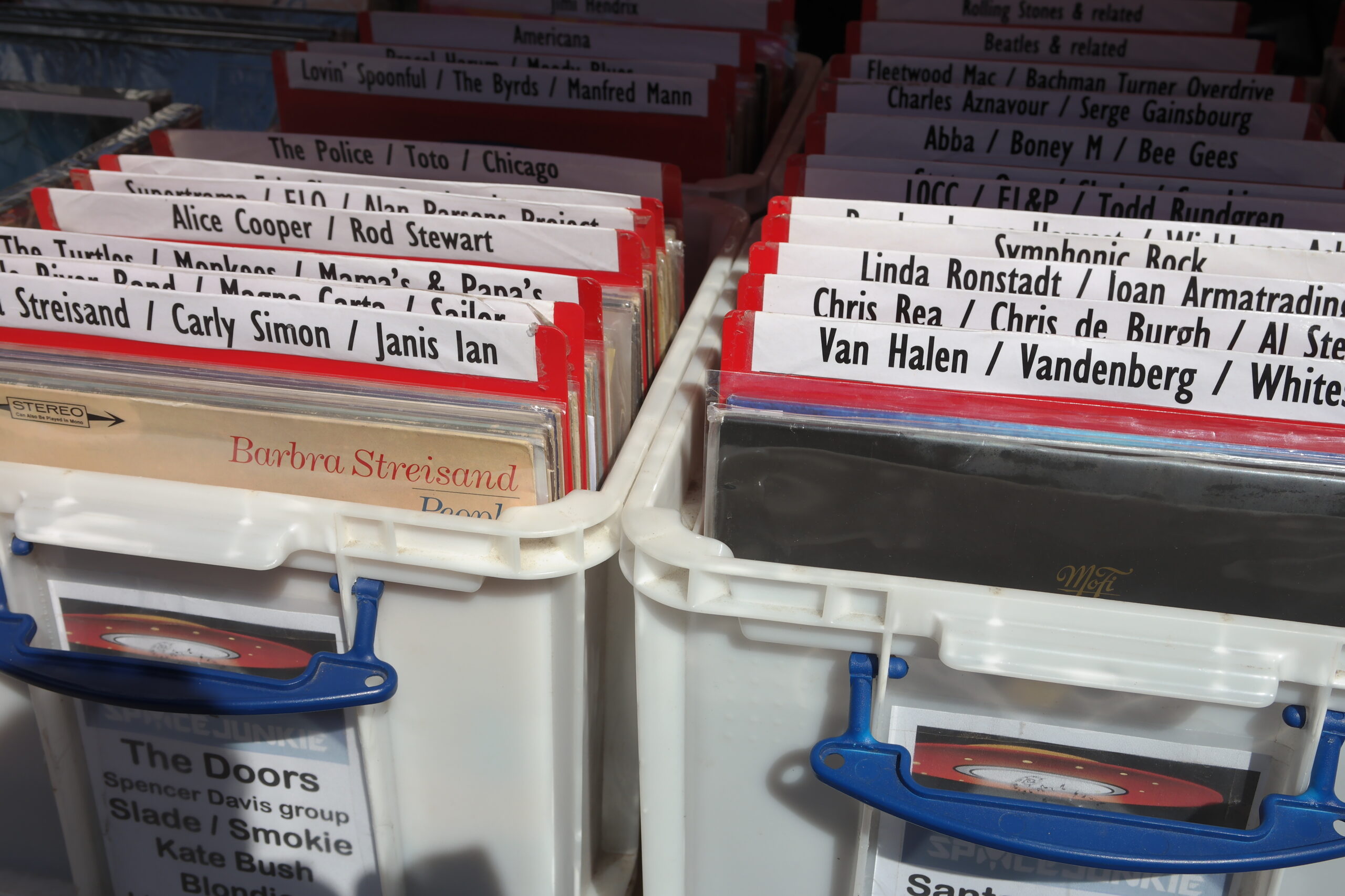 bladeren door een platenbak op de Vinly platenbeurs, op zoek naar hun favoriete LP.