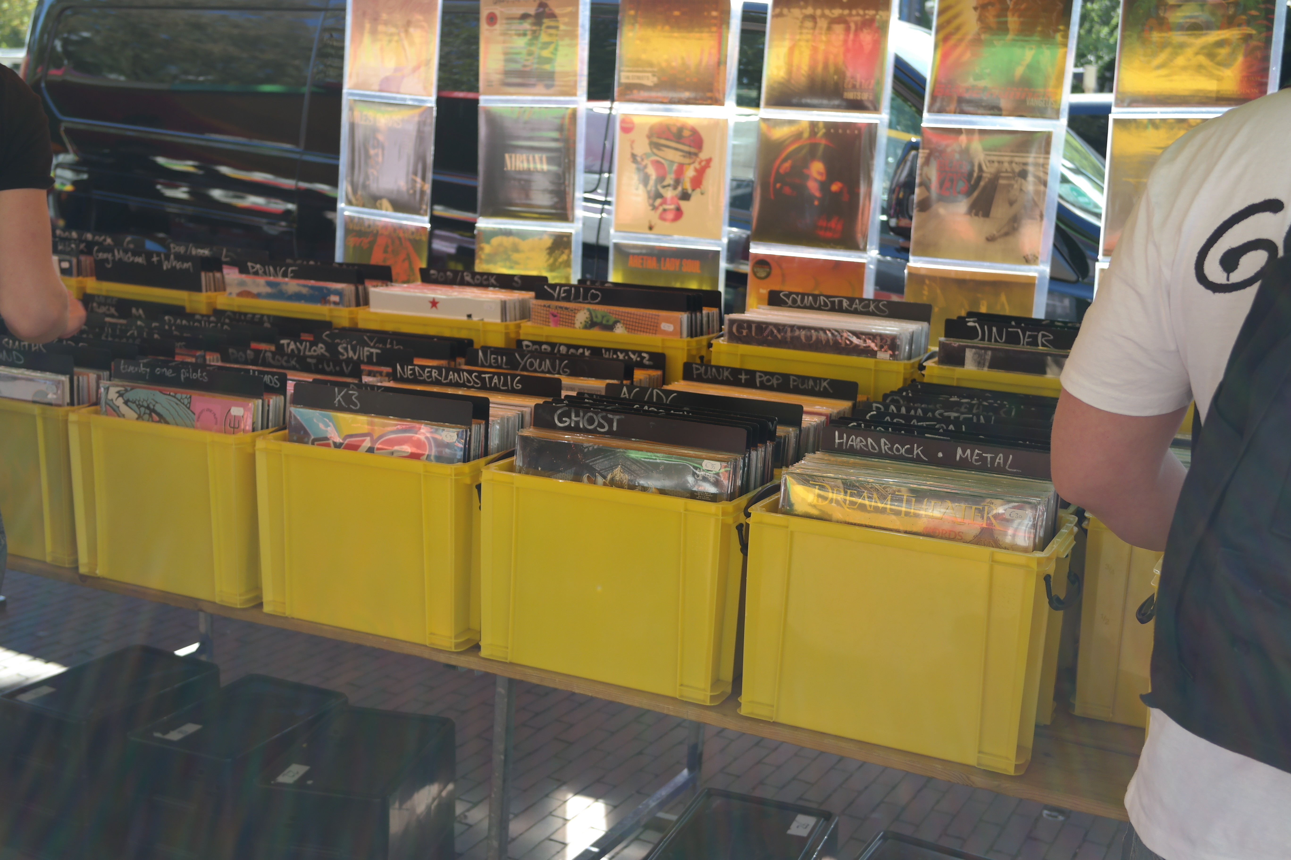 Een kraam vol vinylplaten op de Vinyl Platenbeurs.