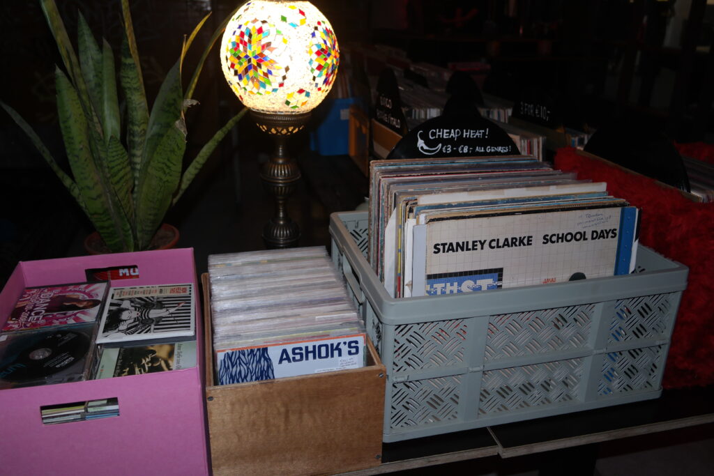 Platen voor de verkoop op een kraam